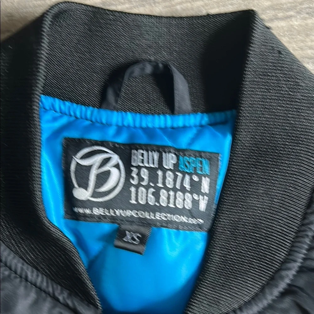 Black Puffer Jacket with Ribbed Cuffs and Water-Resistant Finish - Picture 2 of 7